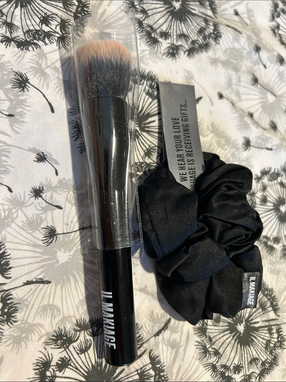 Il Makiage Foundation Blending Brush #100 NEW and Luxe Soft Scrunchie Two Items